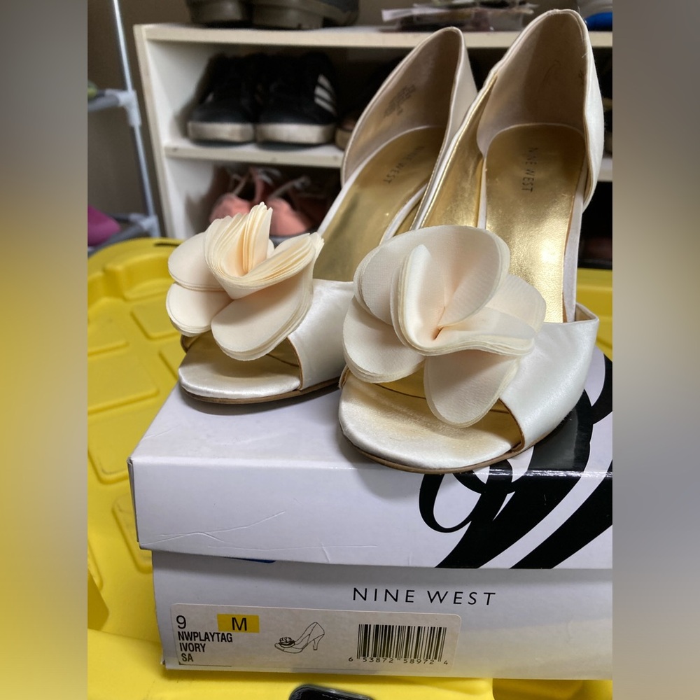 Ivory Nine West Flower Pump